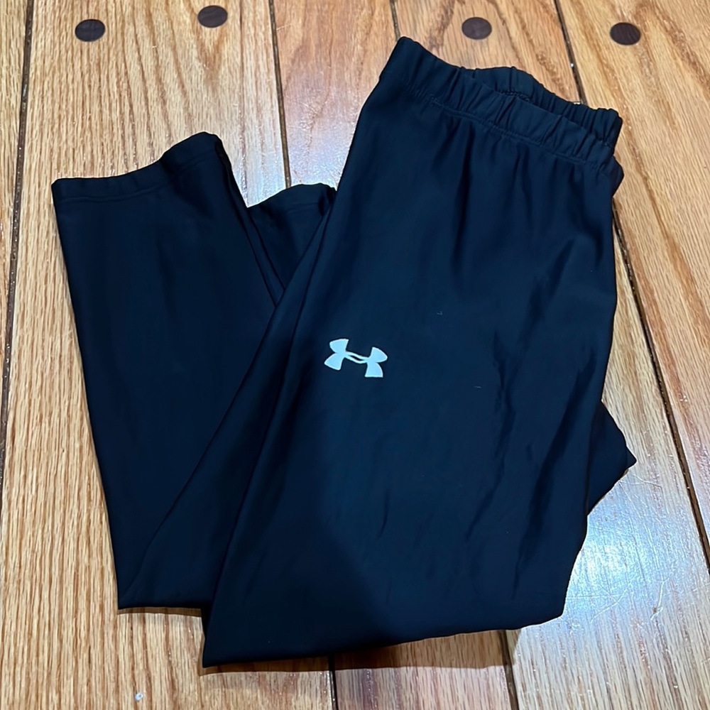 Under Armour compression crop pants.